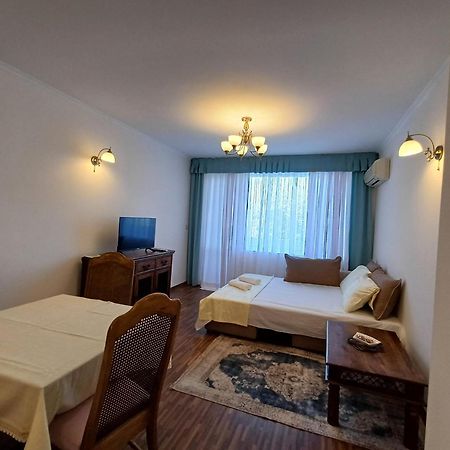 Wild Cherry Apartments 圣君士坦丁和海伦那 外观 照片