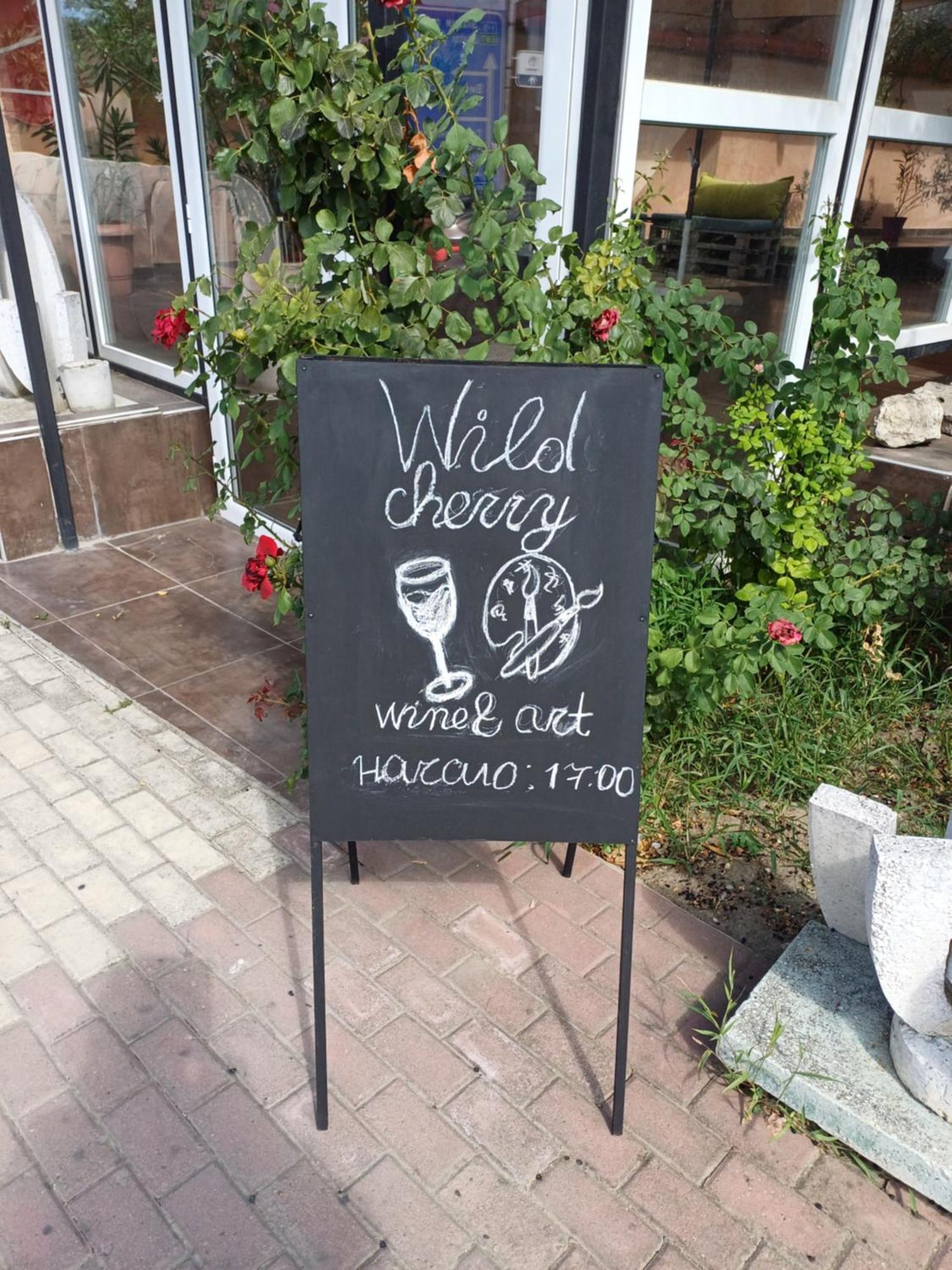 Wild Cherry Apartments 圣君士坦丁和海伦那 外观 照片